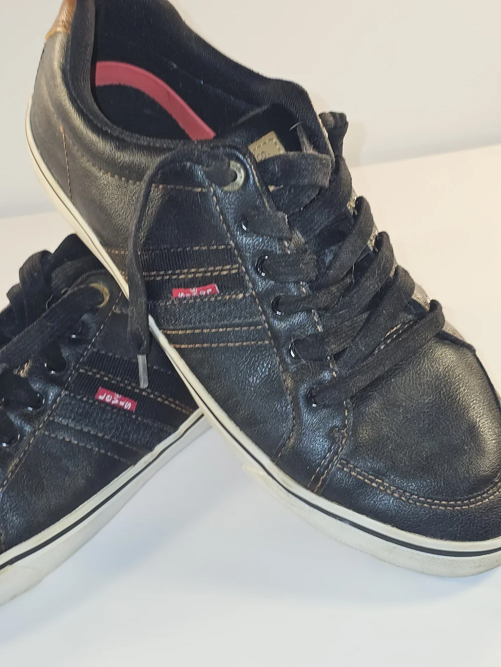 Levi’s Black Synthetic Leather Low Top Sneakers Men’s 10 Red Tab